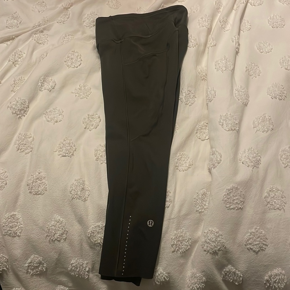 Green Lululemon cropped leggings